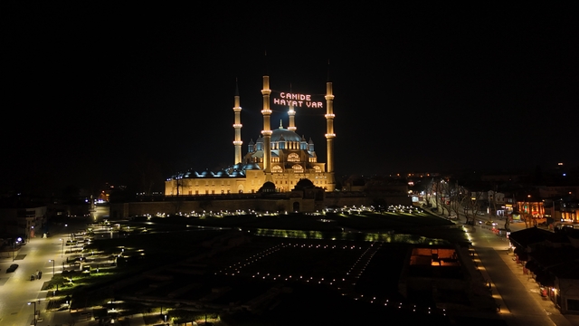Selimiye Camii'nde mahya mesajı değişti: "Camide Hayat Var"