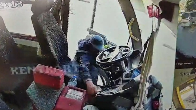 Bisikletle gelip, yolcu minibüsündeki 4 bin TL'yi çaldı