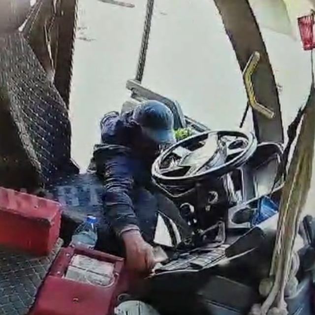 Bisikletle gelip, yolcu minibüsündeki 4 bin TL'yi çaldı