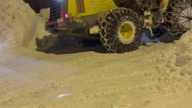 Kar kalınlığı iş makinesinin boyunu geçti