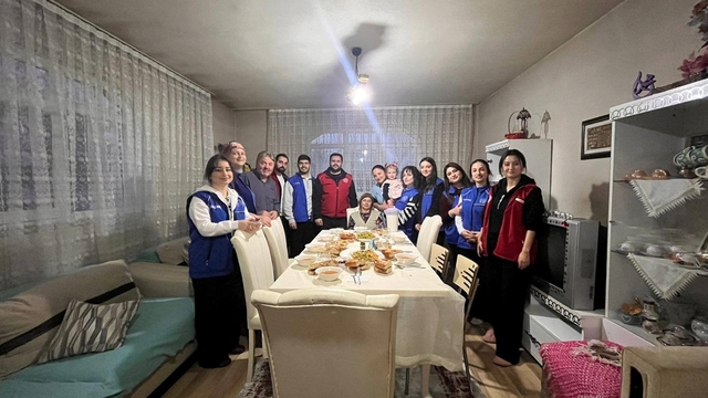Gençler mutfağa girdi iftar için sofra kurdu
Gönüllü gençler Meryem teyzenin sofrasında buluştu