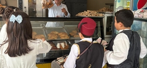 Osmaniye’de öğrenciler maniler okudular, lokum dağıttı