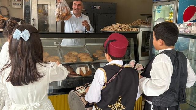 Osmaniye'de öğrenciler maniler okudular, lokum dağıttı