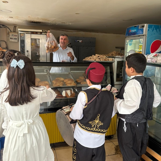 Osmaniye'de öğrenciler maniler okudular, lokum dağıttı