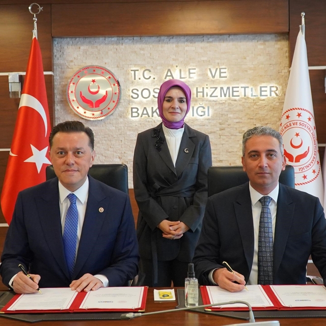 Eskişehir'e yeni kız çocuk yurdu yapılması için imzalar atıldı
Milletvekili...