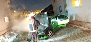 Van'da park halindeki otomobil yandı