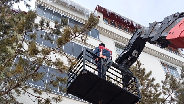 Bayburt'ta buz sarkıtları temizlendi