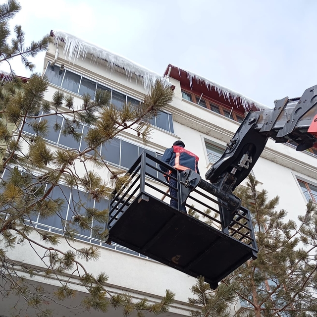 Bayburt'ta buz sarkıtları temizlendi