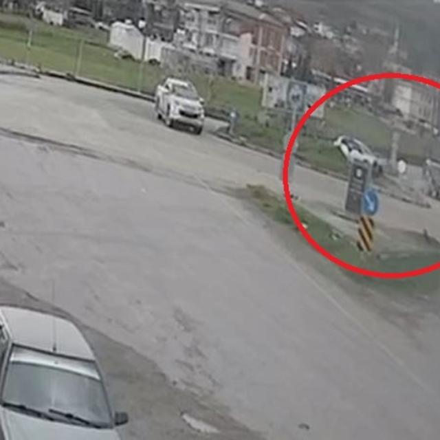 Otomobil ile hafif ticari aracın kavşakta çarpıştığı kaza kamerada