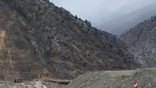 Artvin-Şavşat kara yolu heyelan nedeniyle ulaşıma kapandı