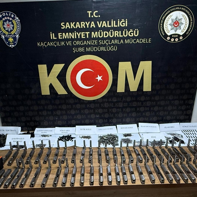 Sakarya'da otomobilde 1460 silah parçası ele geçirildi