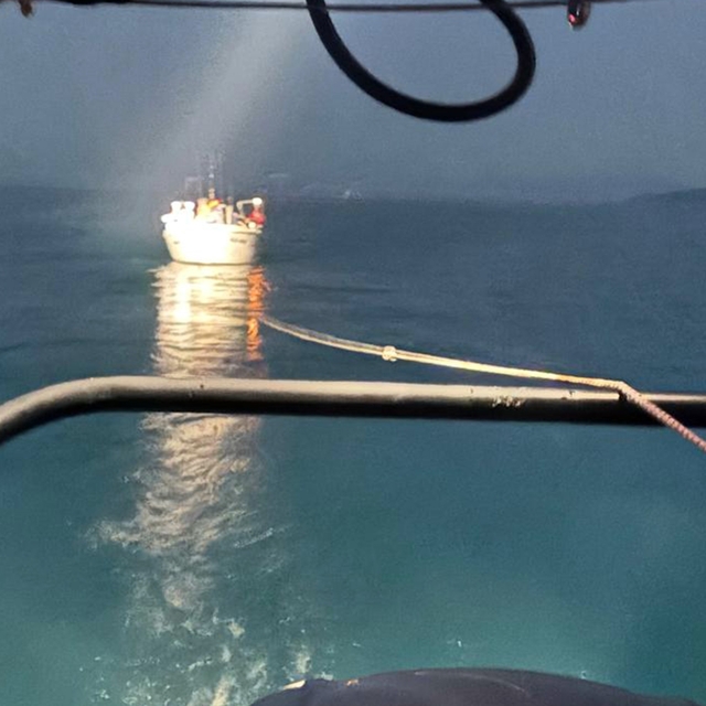 Fethiye'de makine arızası nedeniyle sürüklenen tekne kurtarıldı