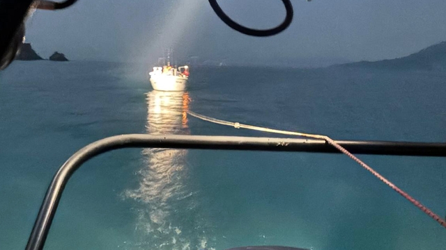 Fethiye'de makine arızası nedeniyle sürüklenen tekne kurtarıldı