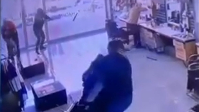 Berberin yaralandığı silahlı saldırı kamerada