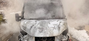 Van'da park halindeki kamyonet yandı