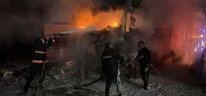 Hopa'da tır parkında yangın; 2 tır kullanılamaz hale geldi