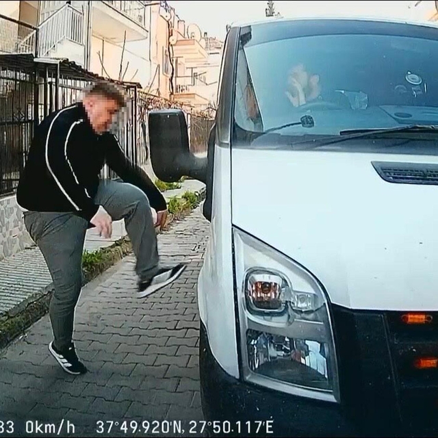 Trafikte tartıştığı kişinin kamyonetinin camını yumrukladı; o anlar kamerad...