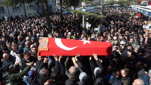 Öğrencisi tarafından öldürülen Fatma Nur öğretmen son yolculuğuna uğurlandı