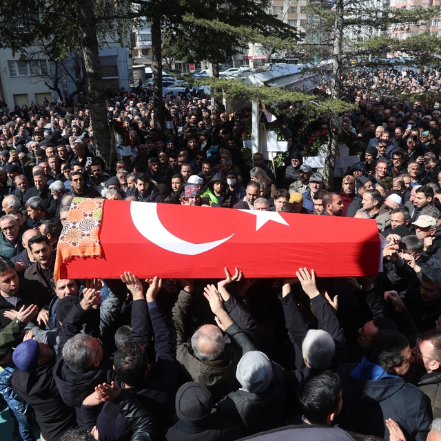 Öğrencisi tarafından öldürülen Fatma Nur öğretmen son yolculuğuna uğurlandı