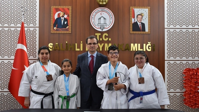 Salihli'nin karate yıldızları Türkiye dereceleriyle gururlandırdı