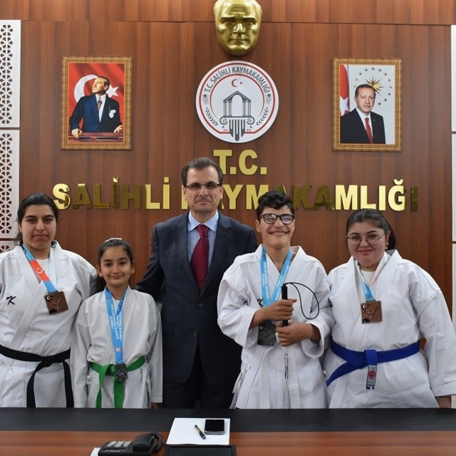 Salihli'nin karate yıldızları Türkiye dereceleriyle gururlandırdı
