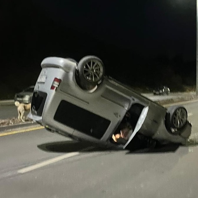 Hafif ticari araç takla attı