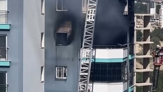 Apartmanda çıkan yangında mahsur kalan baba ve bebeğini inşaat işçisi kurtardı