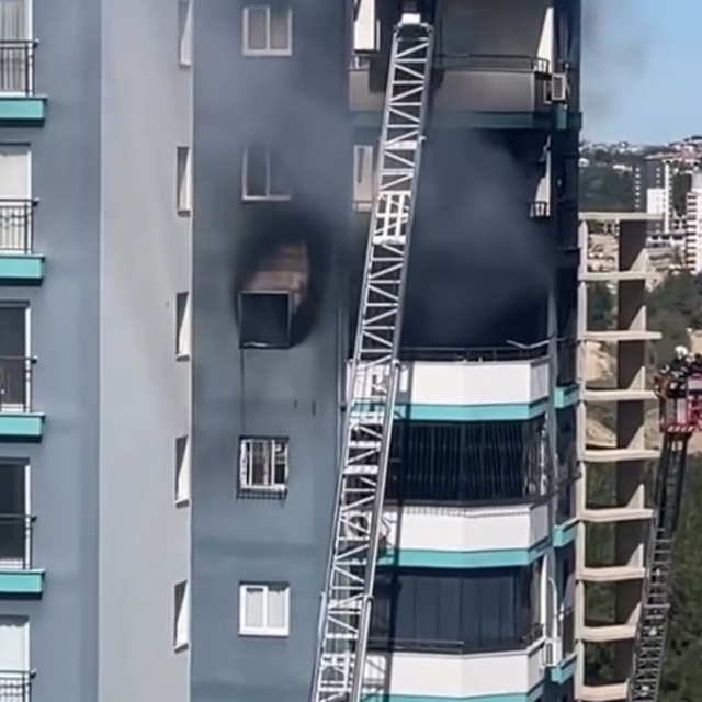 Apartmanda çıkan yangında mahsur kalan baba ve bebeğini inşaat işçisi kurta...