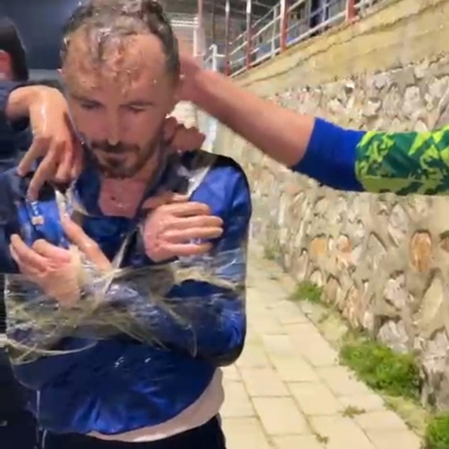 Takım arkadaşlarını koli bandıyla bağlayıp sirkeyle yıkadılar
Gördes'te yeş...