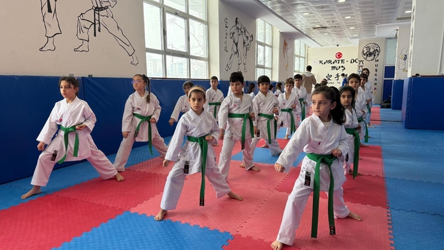 Muş'ta karate antrenmanları hız kesmeden sürüyor