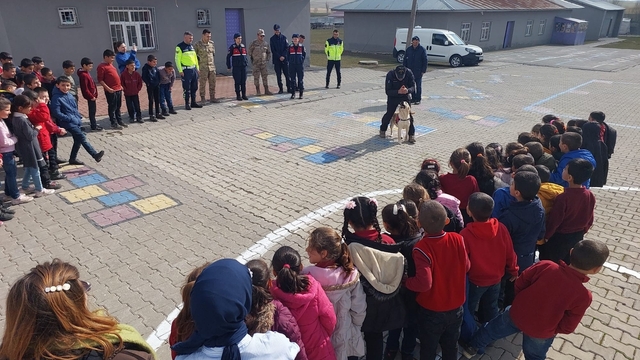 Muş'ta jandarmadan öğrencilere güvenlik ve trafik eğitimi