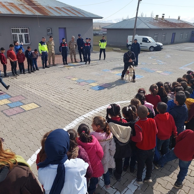 Muş'ta jandarmadan öğrencilere güvenlik ve trafik eğitimi