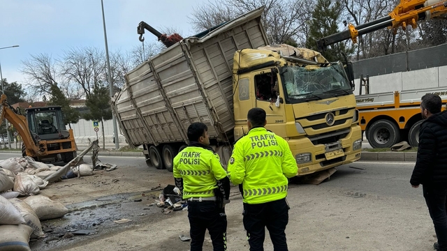 Kamyonun park halindeki araçların üzerine devrildiği kaza kamerada