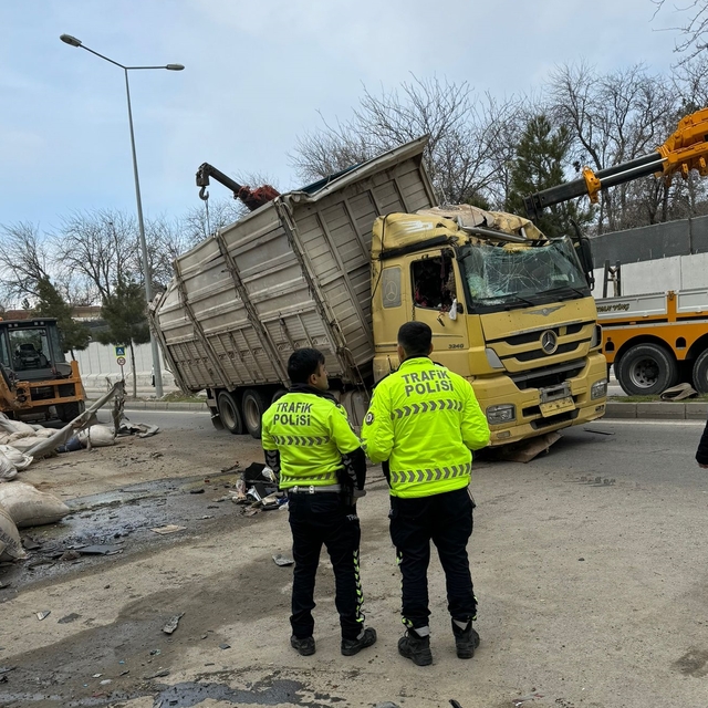 Kamyonun park halindeki araçların üzerine devrildiği kaza kamerada