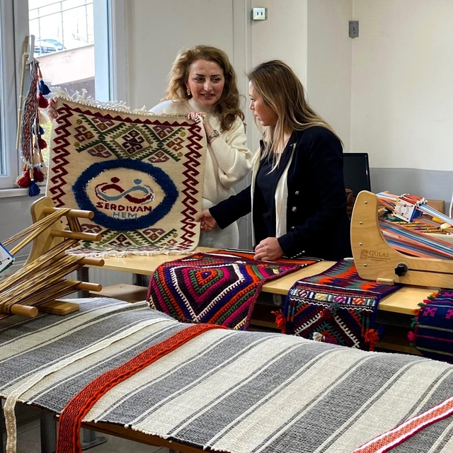 Üniversiteli öğrenciler geleneksel dokumayı yerinde öğrendi