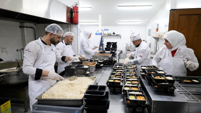 Öğrenciler ve ihtiyaç sahipleri için dev kazanlar kaynıyor