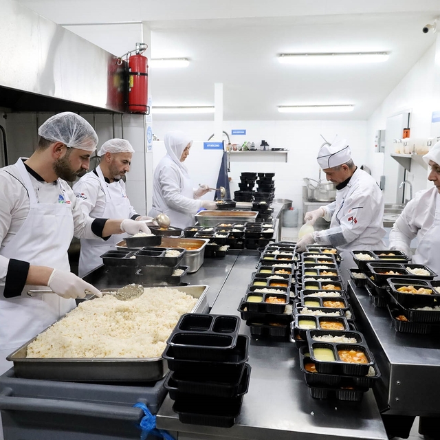 Öğrenciler ve ihtiyaç sahipleri için dev kazanlar kaynıyor