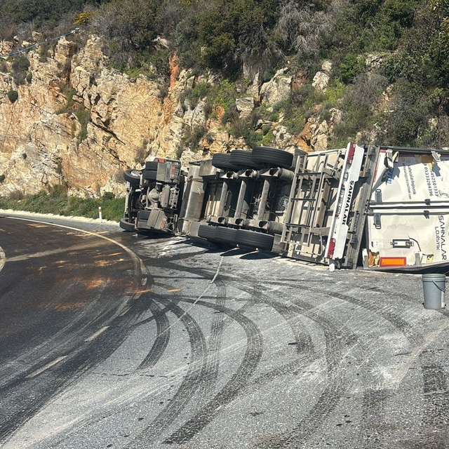 Gazipaşa'da muz yüklü tır devrildi