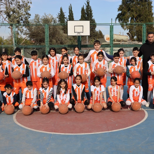 Akdeniz ilçesinde basketbol kursları sürüyor