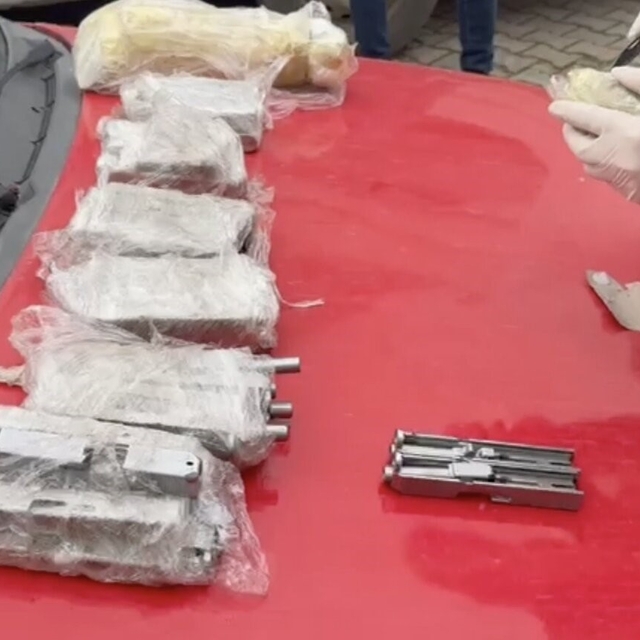 Otomobilin kapılarına zulalanmış cephanelik polis ekiplerince yakalandı