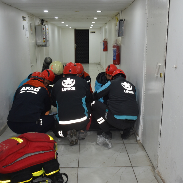 Şırnak'ta Deprem Haftası kapsamında farkındalık eğitimi ve tatbikatı yapıld...