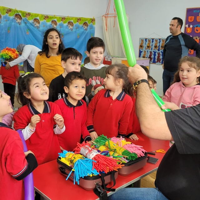 Lise öğrencileri anaokulu öğrencilerine tiyatro gösterisi sunuyor