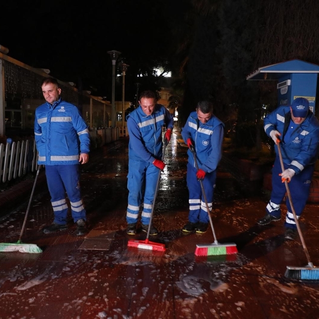 Büyükşehir ekipleri gece boyunca temizlik çalışması gerçekleştirdi