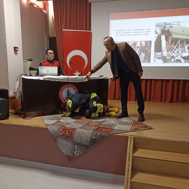 Alaplı'da deprem farkındalığı semineri düzenlendi