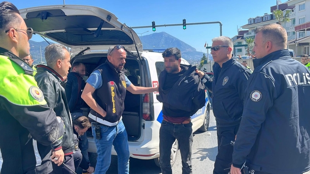 Antalya'da ehliyetsiz sürücü ortalığı birbirine kattı: 357 bin lira ceza yedi
Polisin 'dur' ihtarına uymayıp 10 kilometre kovalamacayla yakalanan sürücü, bir başka araca da çarpıp zarar verdi