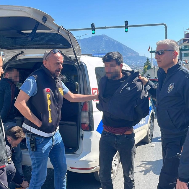 Antalya'da ehliyetsiz sürücü ortalığı birbirine kattı: 357 bin lira ceza ye...