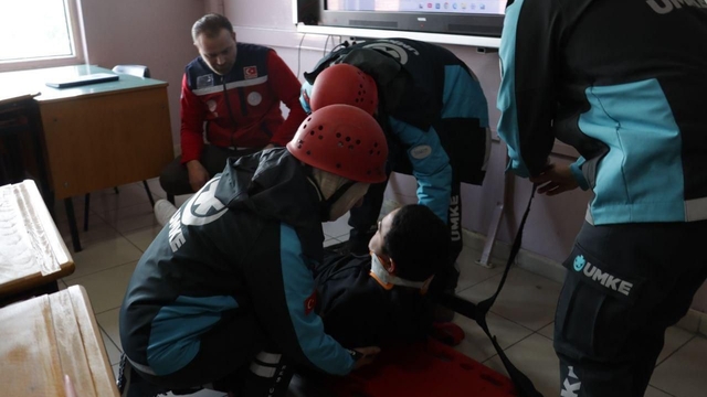 Zonguldak Anadolu Lisesi'nde deprem tatbikatı düzenlendi