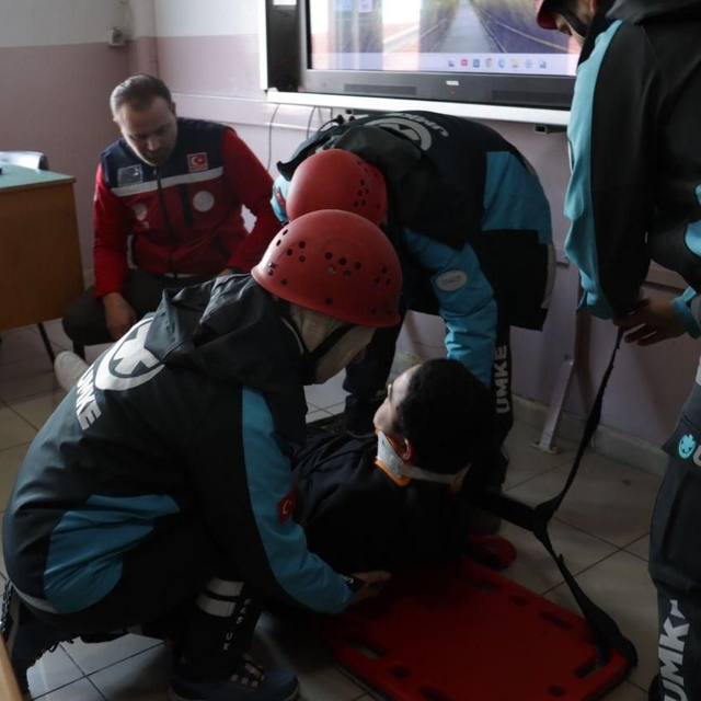 Zonguldak Anadolu Lisesi'nde deprem tatbikatı düzenlendi