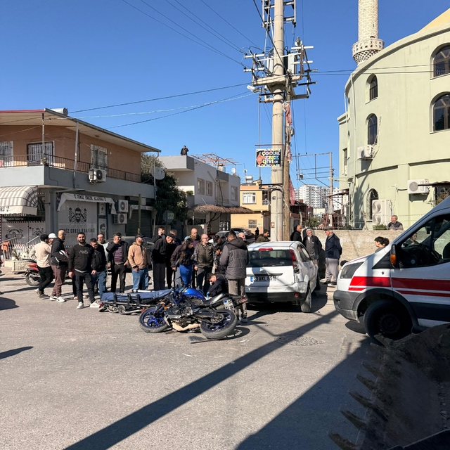 Tarsus'ta otomobil ile motosiklet çarpıştı: 2 yaralı
