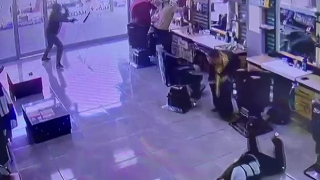 Adana'da berberde böyle ateş etti: 1 yaralı